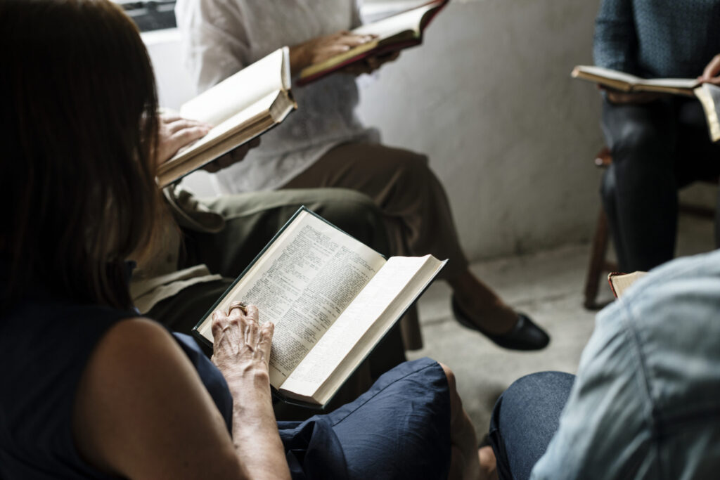 diversas sesiones religiosas scaled.jpg